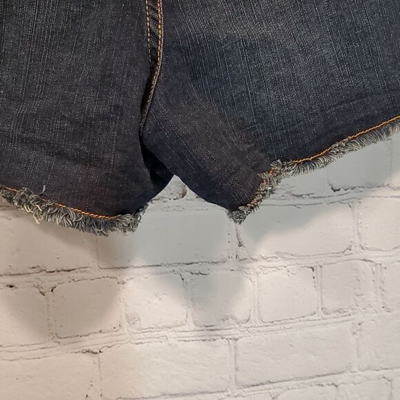 Torrid 3.5 inch dark wash fray hem denim shorts NWT - Picture 7 of 8